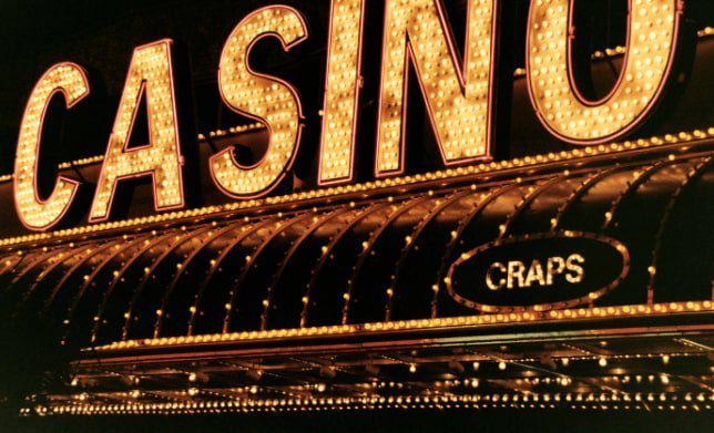 Layar live dealer duniagacor menampilkan permainan roulette dengan dealer profesional dan studio multi-kamera